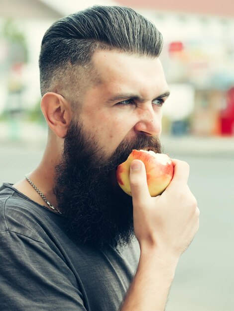 Bärtiger Mann, der Apfel isst