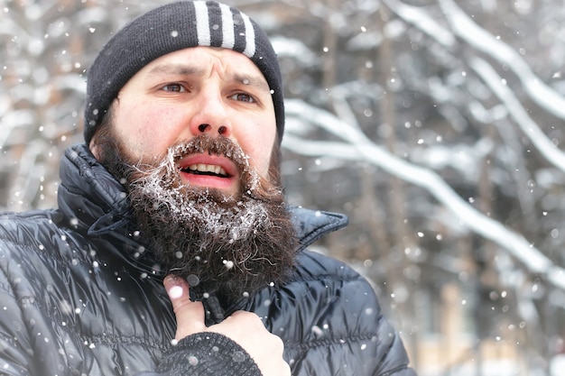 Bärtiger Mann Eisschnee Winter