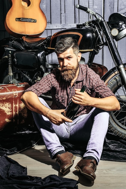 Foto bärtiger mann hipster biker