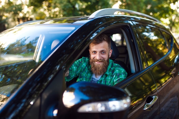 Bärtiger Mann im Auto