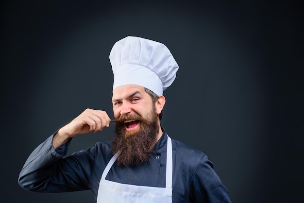 Bärtiger Mann in Kochuniform professioneller glücklicher Mannkoch, der bereit ist, neues Gericht zu kochen, männlicher Kochkoch oder