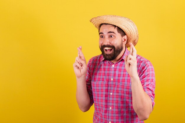 Bärtiger Mann in typischer Kleidung für die Party Junina Nahaufnahmefoto Daumen drücken, hoffend, so viel Glück wünschend für die Arraia-Party