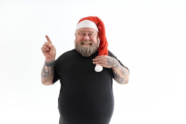 Bärtiger Mann lächelt und trägt Weihnachtsmütze