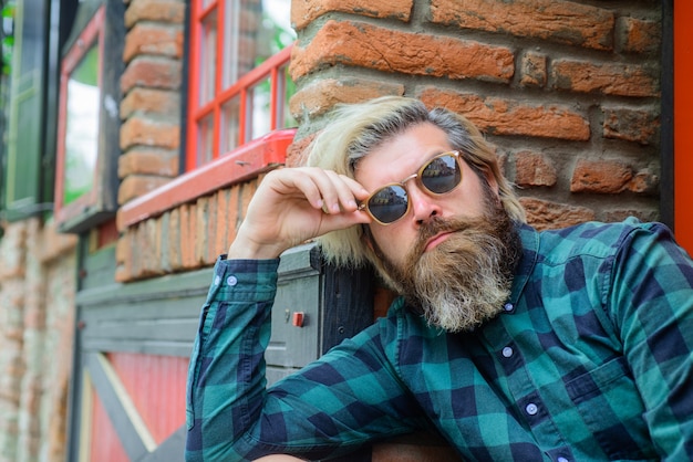 Foto bärtiger mann mit brille männlicher mode gutaussehender mann mit brille bärtiger hipster mit sonnenbrille gutaussehend