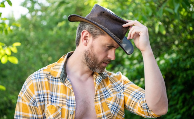 Bärtiger Mann mit Cowboyhut sexy Cowboy im karierten Hemd Western-Cowboy mit Hut