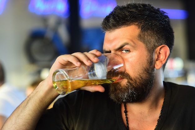 Bärtiger Mann mit einem Glas Bier genießen in der Pub-Bierzeit bärtiger Mann mit einem Glas Bier