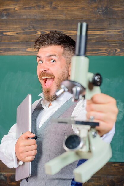 Foto bärtiger mann mit notebook und mikroskop biologie- oder chemielehrer mit computer und