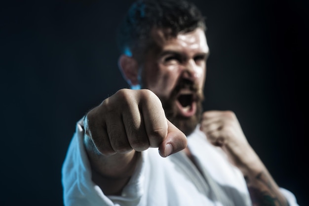 Bärtiger Mann trainiert Karate mit einem brutalen bärtigen Boxer, der bereit ist, die Muskelkraft des Boxtrainings zu bekämpfen