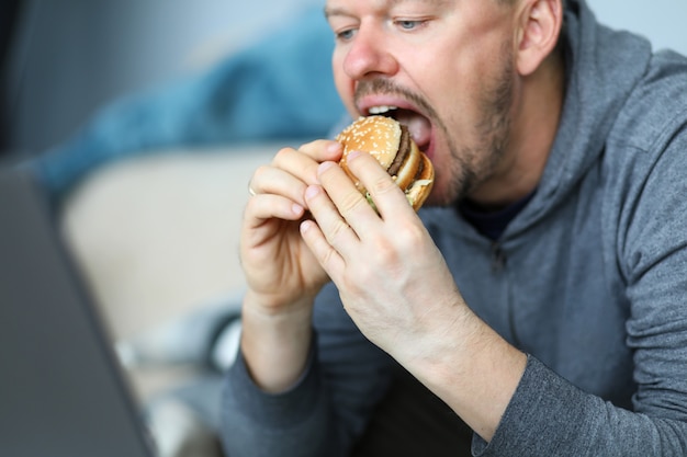 Bärtiger Mann und Fastfood