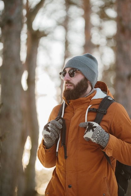 Bärtiger Mann wandert in einem Bergwald