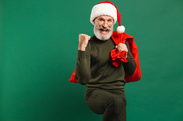 bärtiger moderner Weihnachtsmann, der roten Sack hält