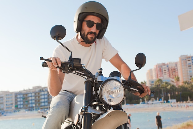 Bärtiger Motorradfahrer im Freien.