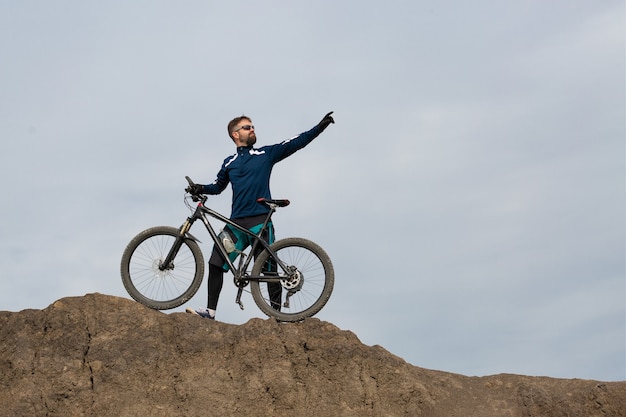 Bärtiger Mountainbiker fährt Berge