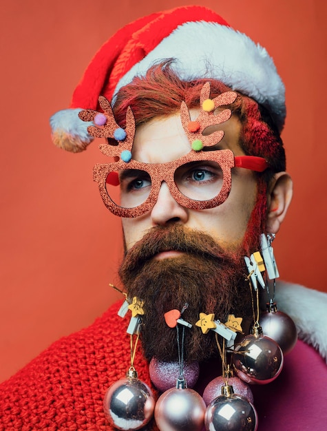 Bärtiger Weihnachtsmann Nahaufnahme Porträt lustiges Weihnachtsgesicht von Weihnachtsmann bärtiger Hipster