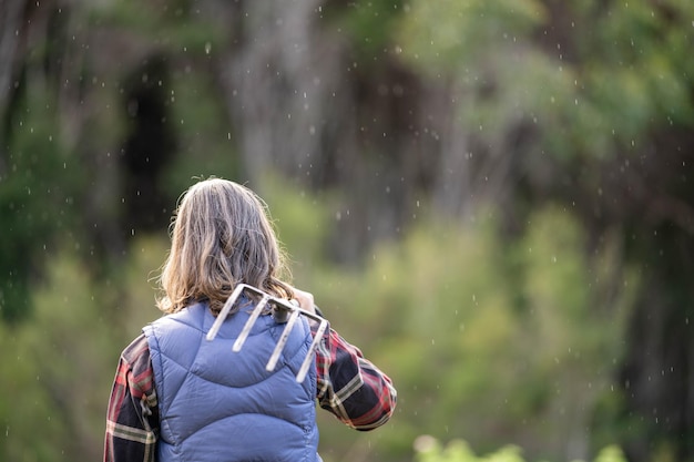 Bäuerin auf einem Feld in Australien im Regen