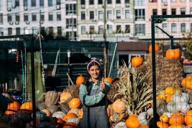 Bäuerin verkauft Kürbisernte im Herbst auf dem Markt