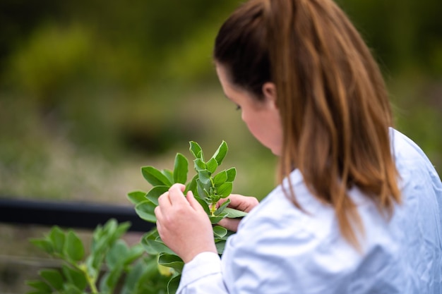 Bäuerin, Wissenschaftlerin, die Pflanzen und landwirtschaftliche Forschung erforscht