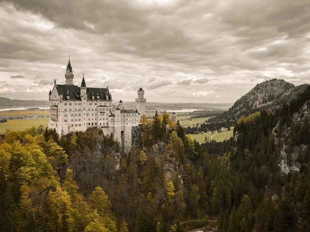 Bäume und Gebäude gegen den Himmel alte Burg