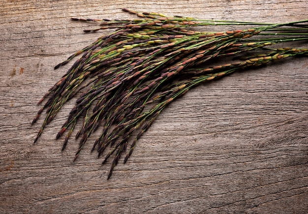 Baga de Arroz em fundo de madeira