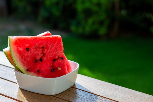 Baga de melancia Baga de verão Fundo de melancia Melancia vermelha suculenta com coração esculpido verão