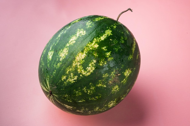 Baga de melancia completa madura em fundo de verão texturizado rosa