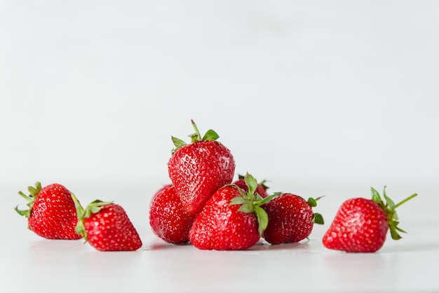 Baga de vitamina saudável de morango vermelho isolada no fundo branco