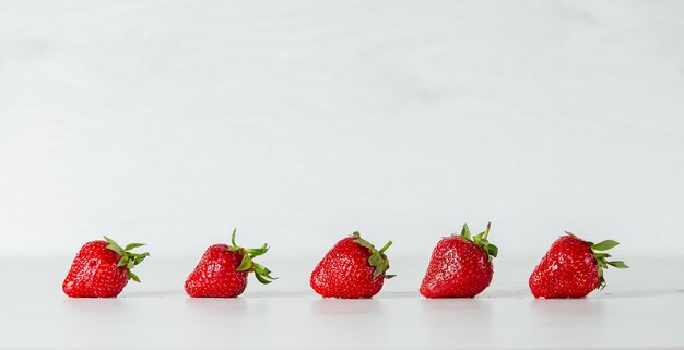 Baga de vitamina saudável morango vermelha isolada no fundo branco