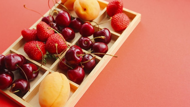 Baga e frutas sortidas na mesa temporada de frutas deliciosas maduras perfumadas