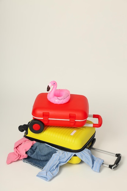 Bagagem de bagagem de mala para viagens de verão e espaço de férias para texto