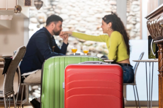 Foto bagagem de jovem casal turista apaixonado tomando café da manhã em um hotel na sala de jantar