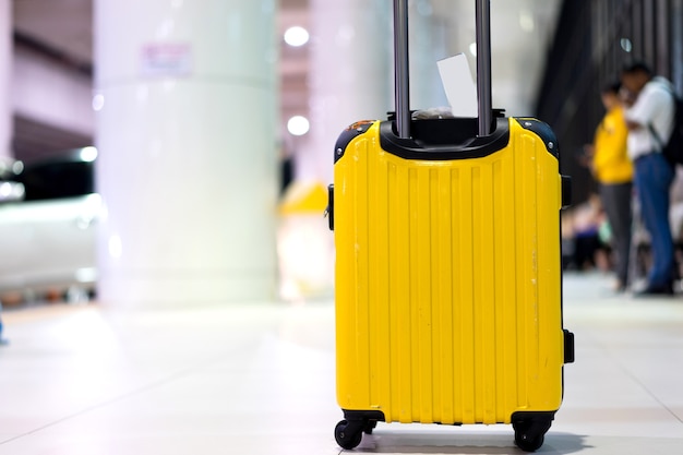 Foto bagagem de viagem no terminal do aeroporto