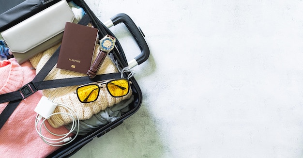 bagagem e roupa de viagem Equipamento de viagem Mala de passaporte, óculos de sol, mapa de viagem, taxa preparada
