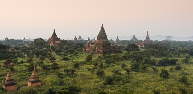 Bagan-Ebenen von alten Tempeln bei Sonnenaufgang, Myanmar