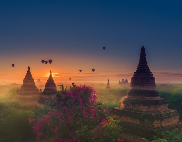 Bagan Myanmar Globos aerostáticos volando sobre estupas al amanecer