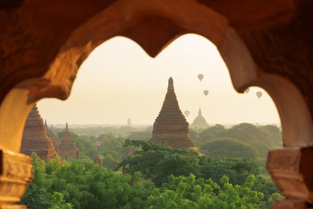 Bagan Myanmar mit Pagoden und Heißluftballons