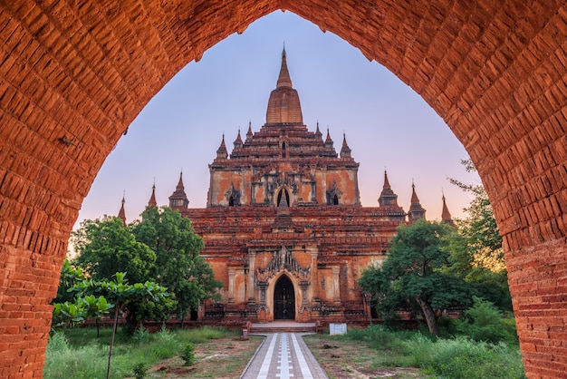 Foto bagan myanmar en el templo de sulamani