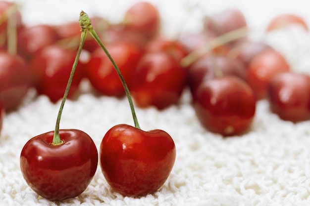 Foto bagas de cereja close-up. cereja vermelha. cerejas frescas. conceito de comida vegetariana. foco seletivo.