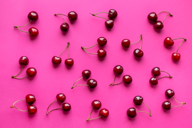 Bagas de cereja em fundo flatley rosa brilhante