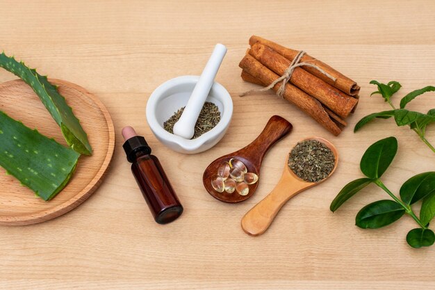 Bagas de ervas de medicina alternativa homeopatia no fundo da mesa de madeira