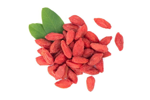 Bagas de goji isoladas em fundo branco Bagas de goji secas vermelhas fecham