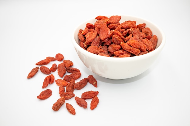 bagas de goji secas em copo branco