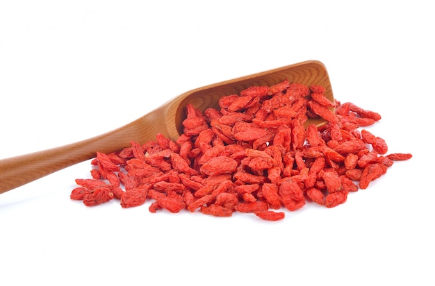 Bagas de goji secas no fundo branco