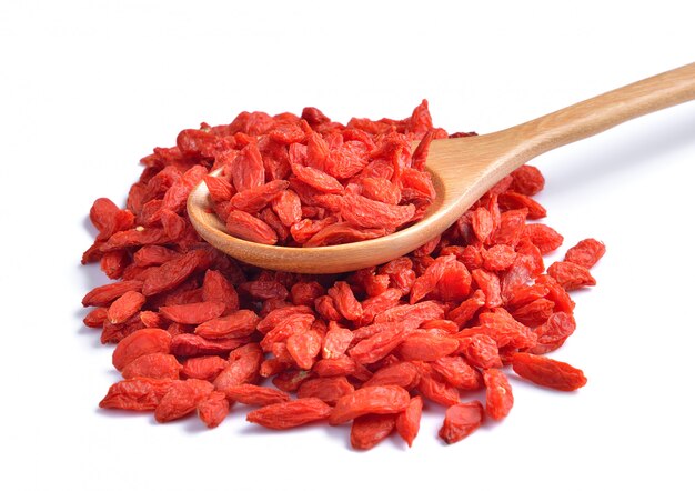 Bagas de goji vermelho seco na colher isolado