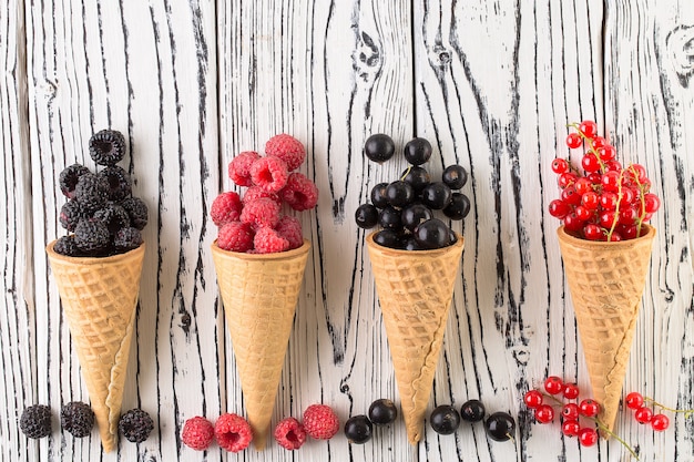 Bagas de verão no cone de waffle