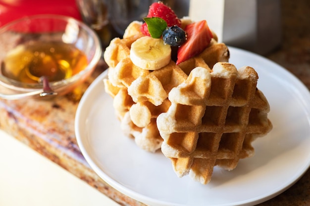 Bagas de waffles belgas com mel e café Conceito de café da manhã