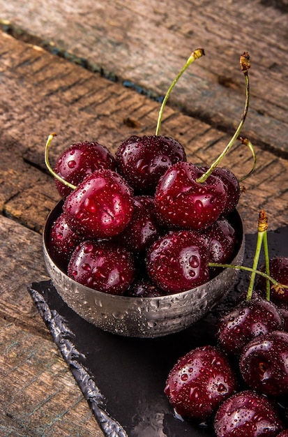 Bagas deliciosas de cereja doce vermelha madura suculenta