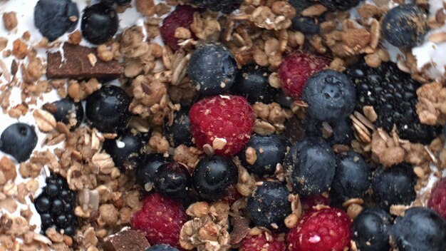 Bagas frescas, granola, iogurte giratório, closeup, sobremesa láctea, café da manhã orgânico