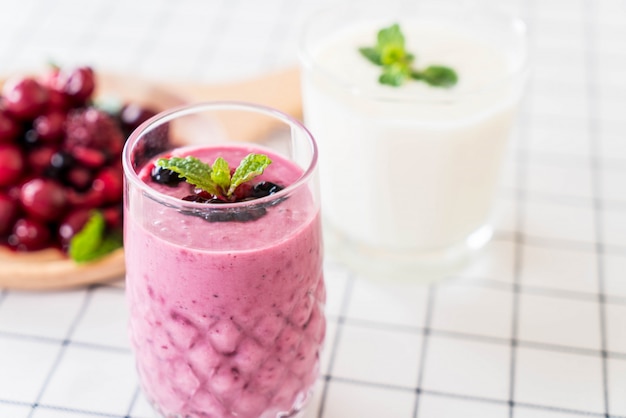 Bagas misturadas com smoothies de iogurte