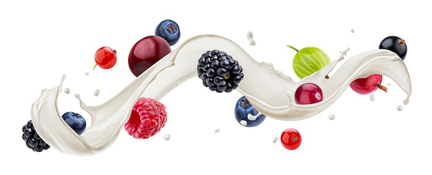 Bagas selvagens com salpicos de leite Frutas com iogurte isolado em fundo branco