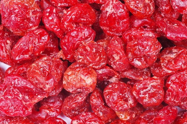 Bagas vermelhas secas de goji em branco